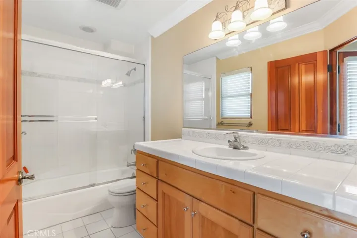 2nd bedroom private bath