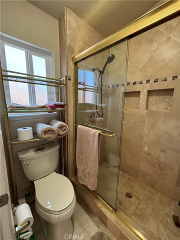 Mast bedroom restroom.