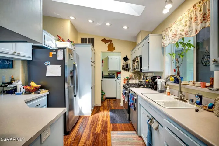 13-web-or-mls-11401 Topanga-14