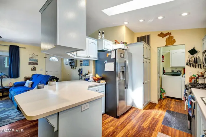 12-web-or-mls-11401 Topanga-13