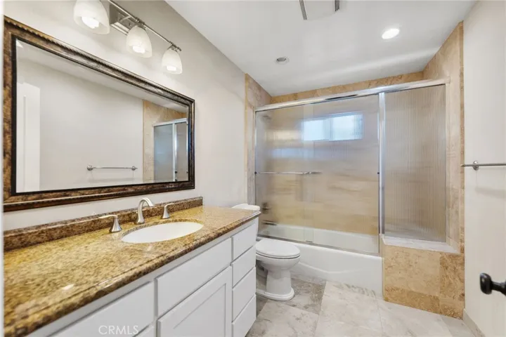 guest bathroom shower and tub