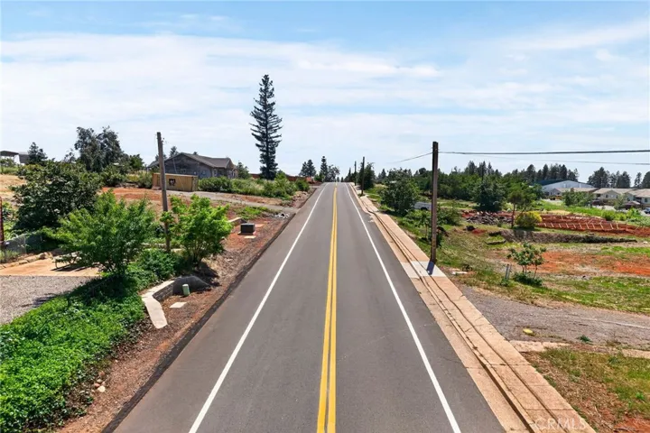 Well maintained Maxwell Dr street, with sidewalks