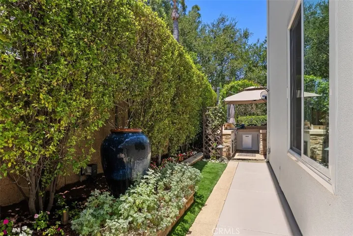 Sideyard featuring a relaxing fountain.