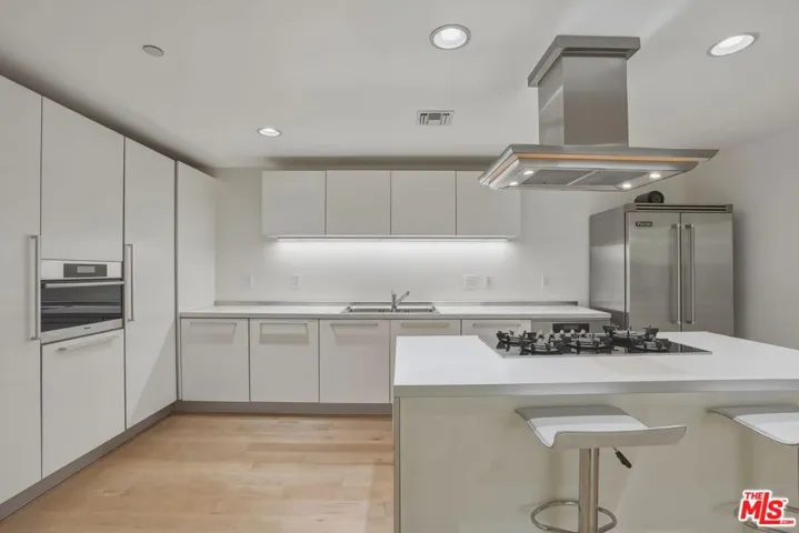 825 N Kings Road 1, West Hollywood, California 90069