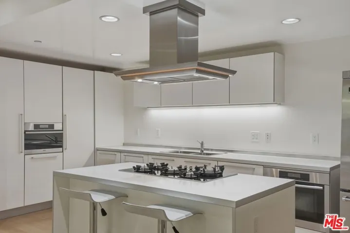 825 N Kings Road 1, West Hollywood, California 90069