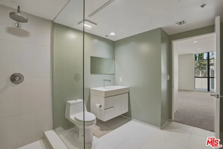 825 N Kings Road 1, West Hollywood, California 90069