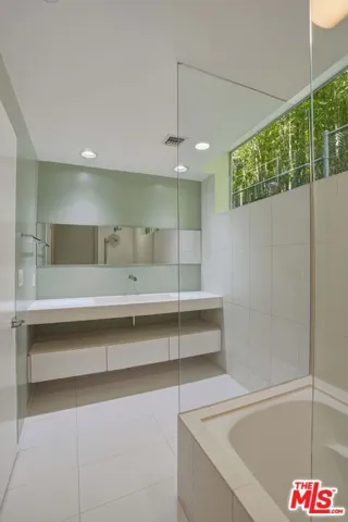 825 N Kings Road 1, West Hollywood, California 90069