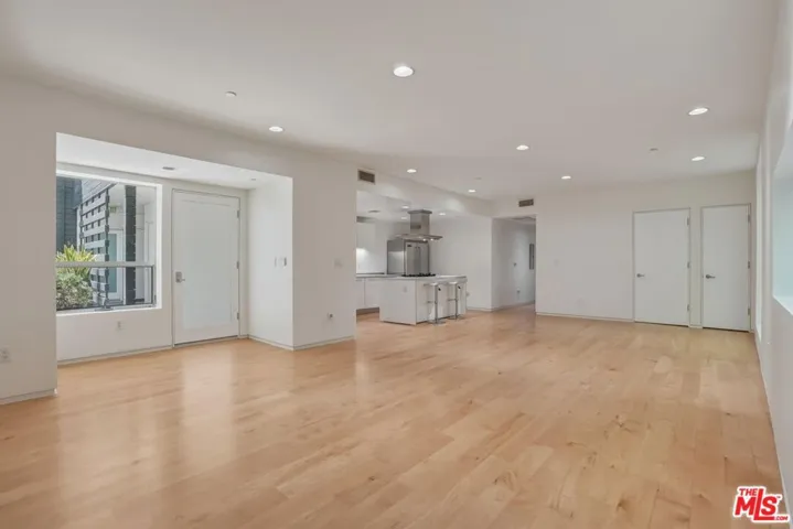 825 N Kings Road 1, West Hollywood, California 90069