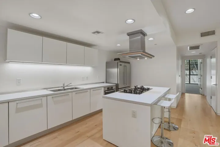 825 N Kings Road 1, West Hollywood, California 90069
