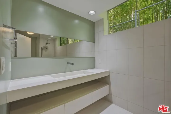 825 N Kings Road 1, West Hollywood, California 90069