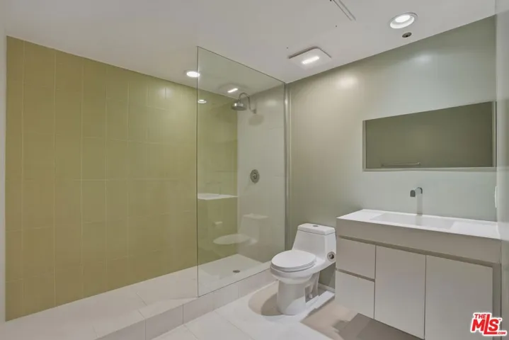 825 N Kings Road 1, West Hollywood, California 90069
