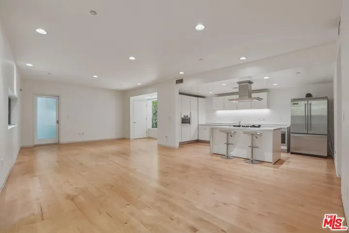 825 N Kings Road 1, West Hollywood, California 90069