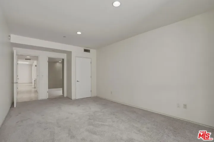 825 N Kings Road 1, West Hollywood, California 90069