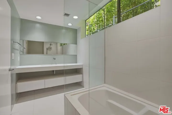825 N Kings Road 1, West Hollywood, California 90069