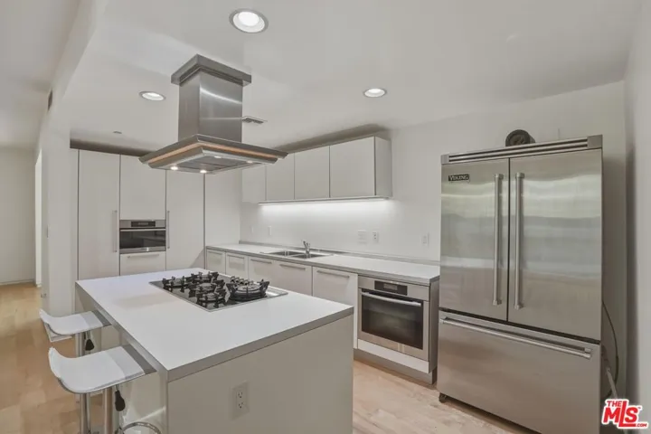 825 N Kings Road 1, West Hollywood, California 90069