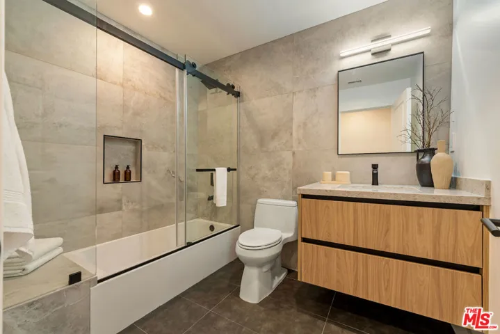 20748 Burbank Boulevard, Woodland Hills, California 91367