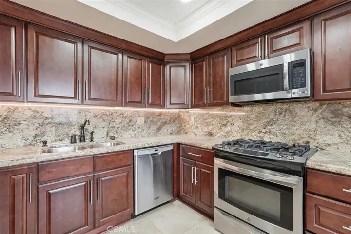 Kitchen - Stainless steel appliances and Undercabinet lights