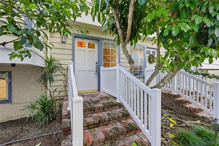 Welcoming entry - Unit C