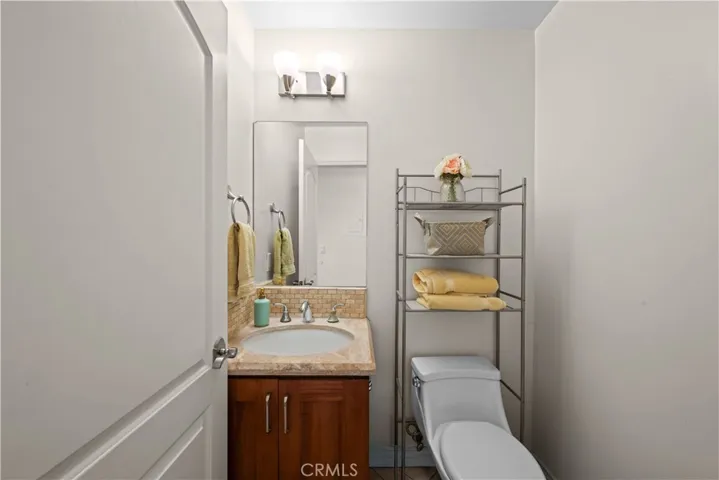 Guest 1/2 bathroom tenant's belongings-vacant now