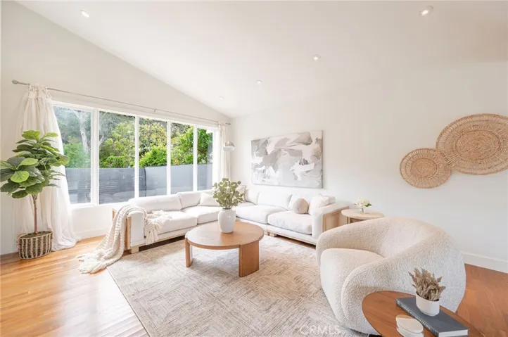 19281 Berclair, Tarzana, California 91356