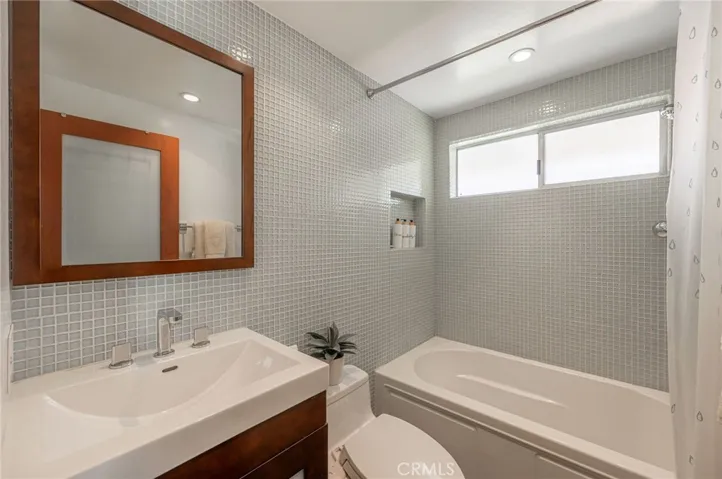 19281 Berclair, Tarzana, California 91356