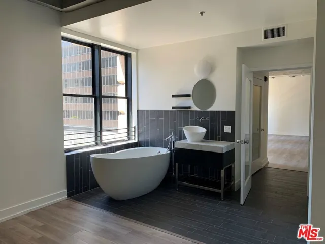 727 W 7th Street 614, Los Angeles, California 90017
