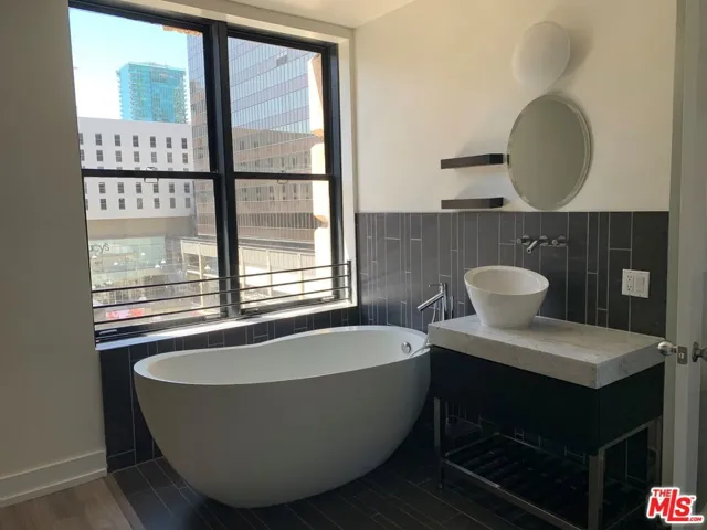 727 W 7th Street 614, Los Angeles, California 90017