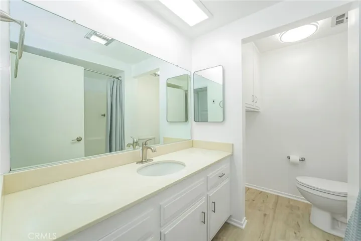 Guest bathroom. Nice and bright!