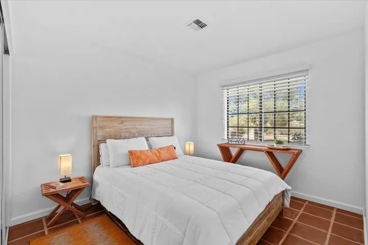 22-4374 Linda Lee Dr-16