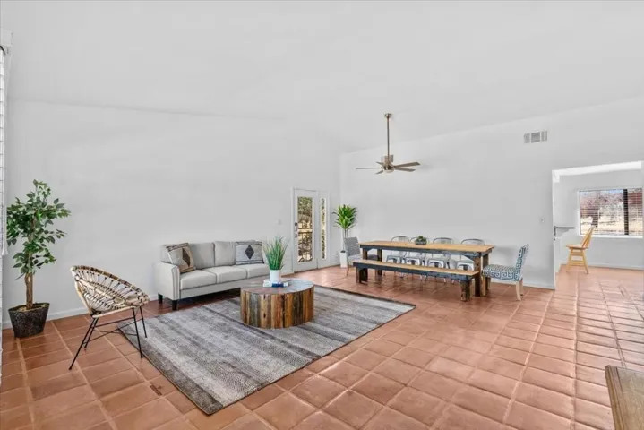 06-4374 Linda Lee Dr-9
