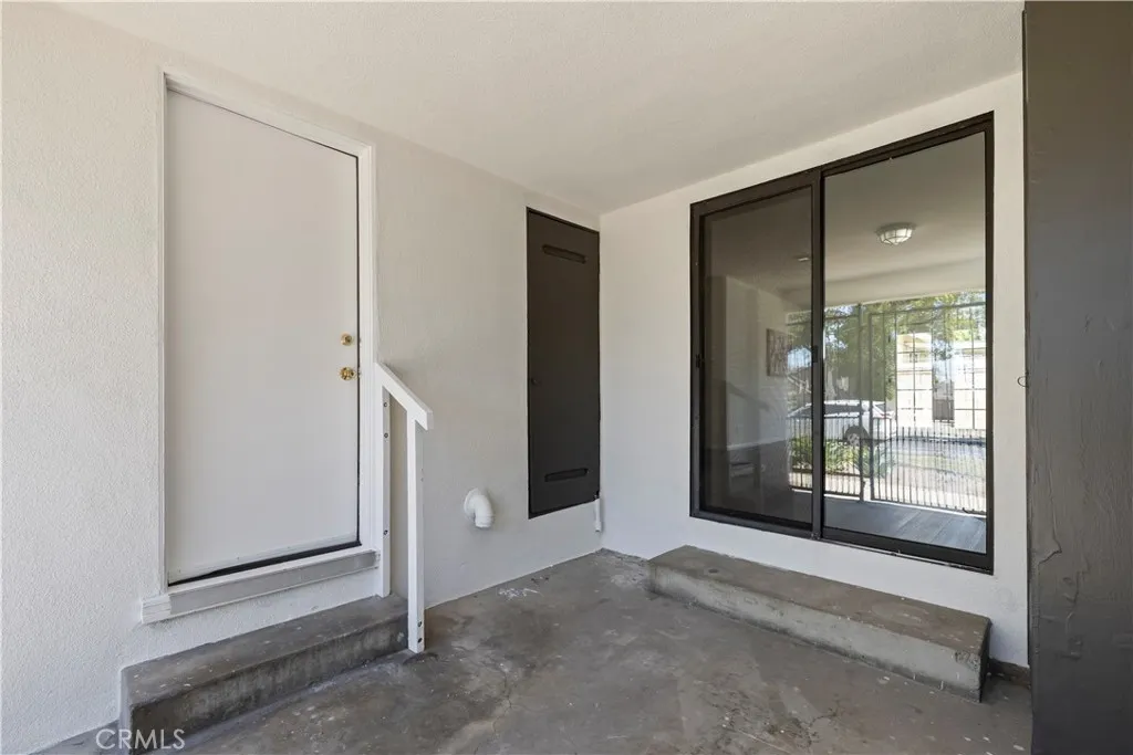 Enclosed Porch between garage and house