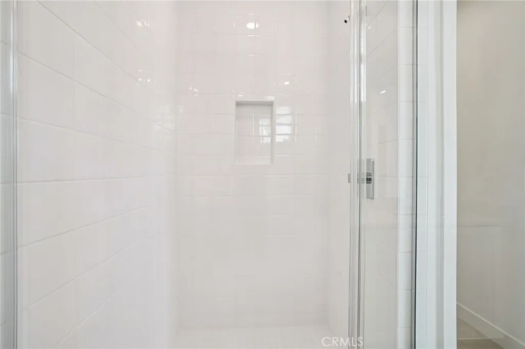 Tiled shower with shampoo niche