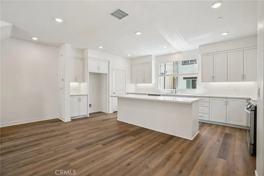 Spacious kitchen, appliances are included