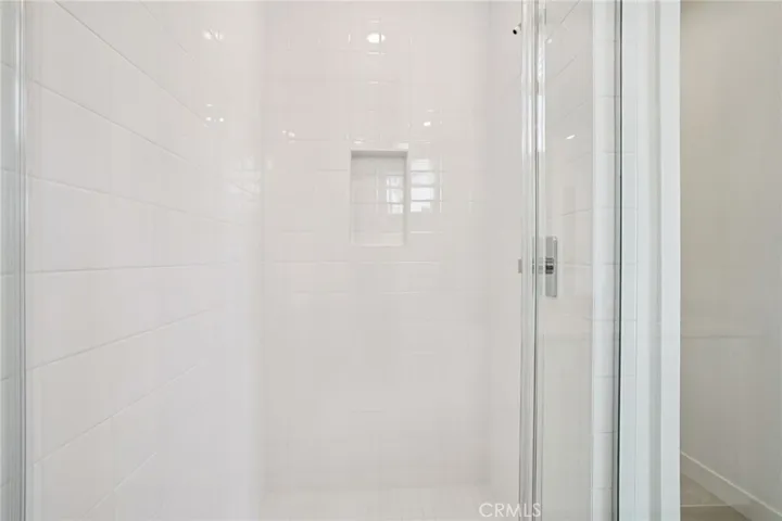 Tiled shower with shampoo niche
