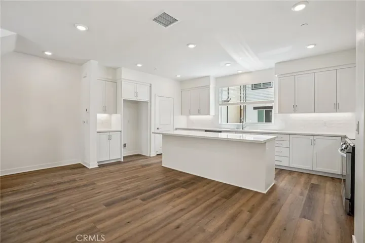 Spacious kitchen, appliances are included