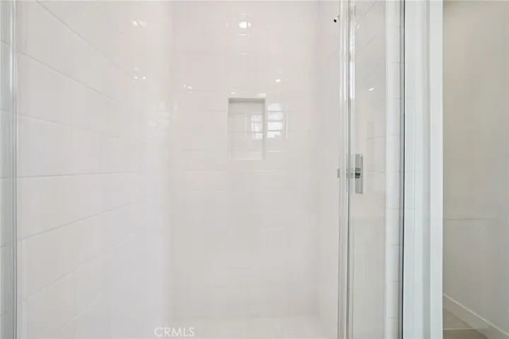 Tiled shower with shampoo niche