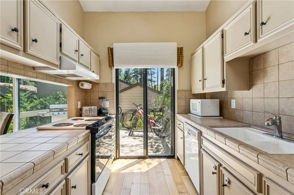 Slider to deck from kitchen