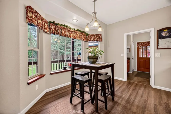 Dining Nook & acces to Pantry