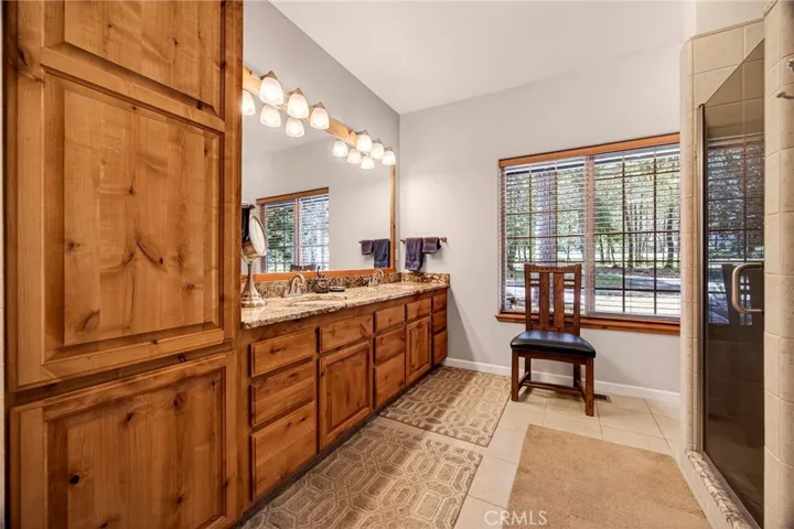 Dual Sinks/Granite Countertops