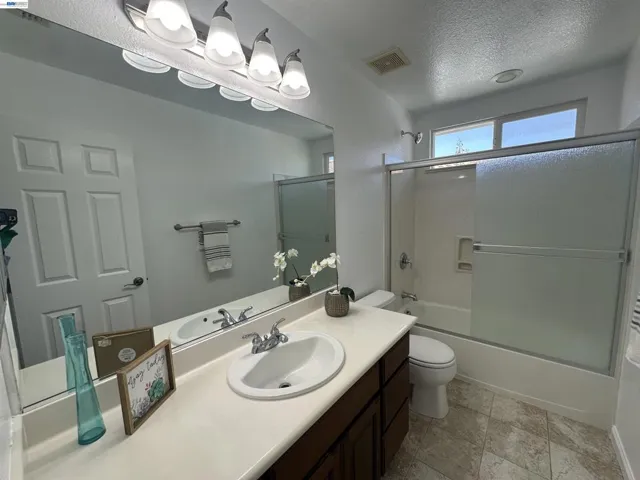 2nd story-full bathroom