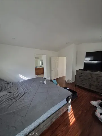 Huge Main Suit Bedroom. Fits Large Furniture/ King Size Bed.