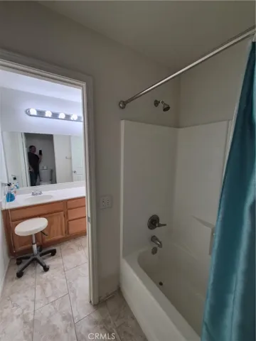Restroom #2 upstairs/ Bathroom/Shower/Bathtub