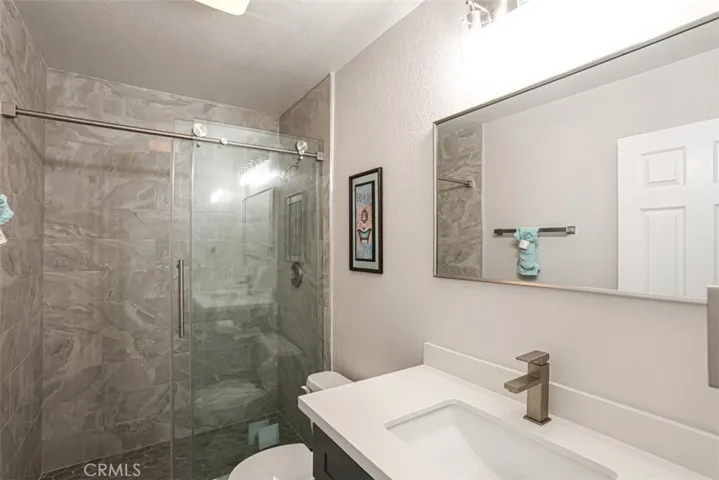 Upstairs 2nd bath
