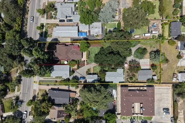The red line is the approximate lot line that separates the the two parcels, 541 & 547 Woodbury.