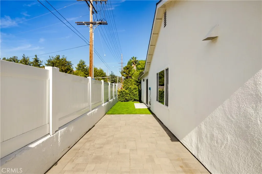 Side yard faces the primary bedroom.