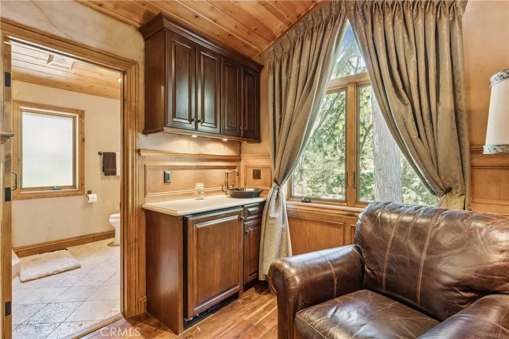 Master suite w sitting area