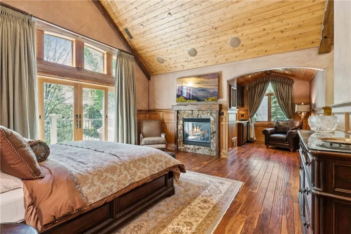 Master suite w 2 bathrooms