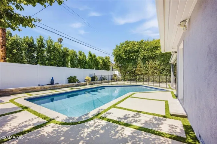 41-Sylvan St_Tarzana_41