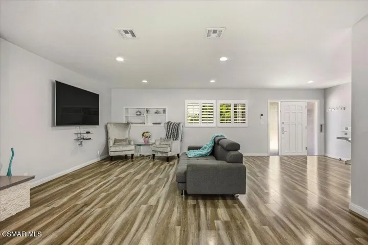 11-Sylvan St_Tarzana_11