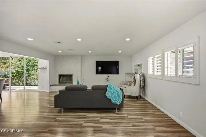 09-Sylvan St_Tarzana_09